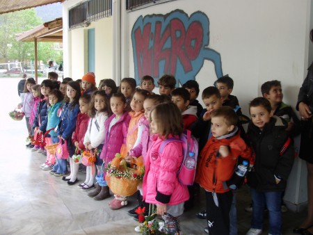 το 1ο Νηπιαγωγείο Φαρσάλων τραγουδά τον Λάζαρο